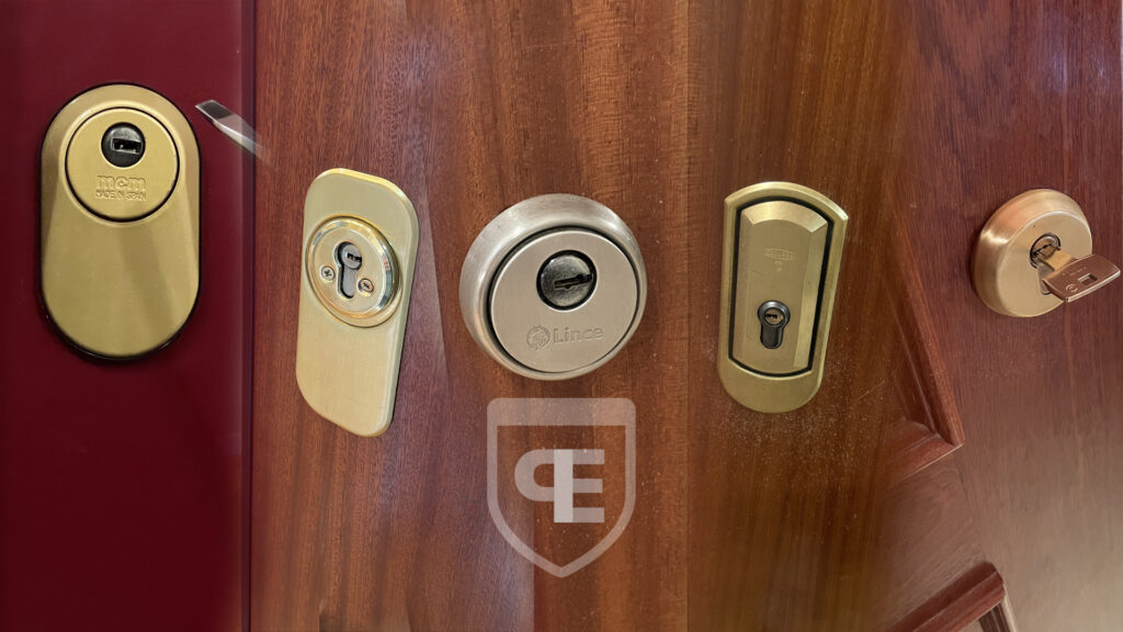 Escudos que NO son escudos si no embellecedores